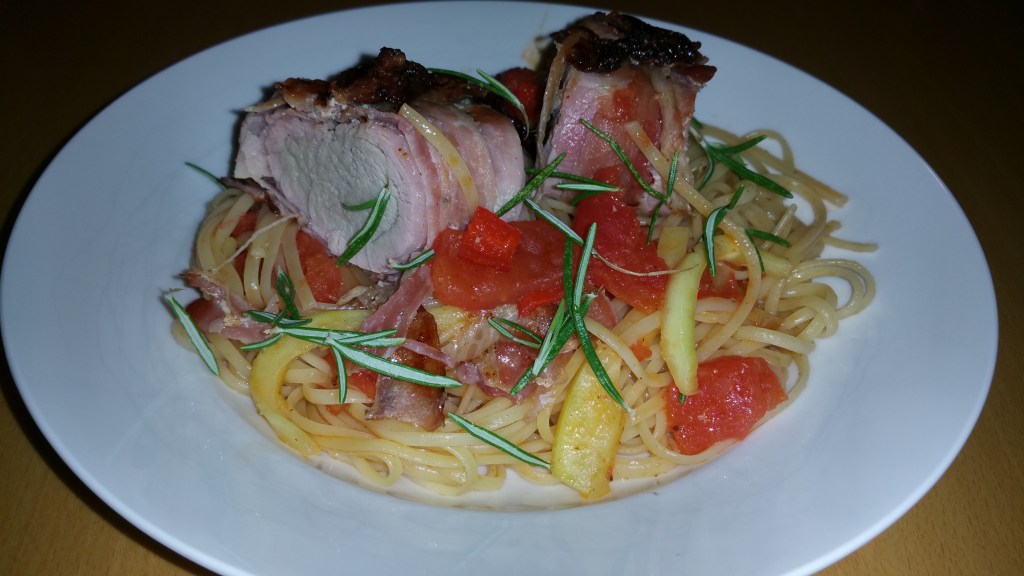 Schweinefilet im Speckmantel mit Zucchini-Spaghetti und geschmolzenen&nbsp;Tomaten