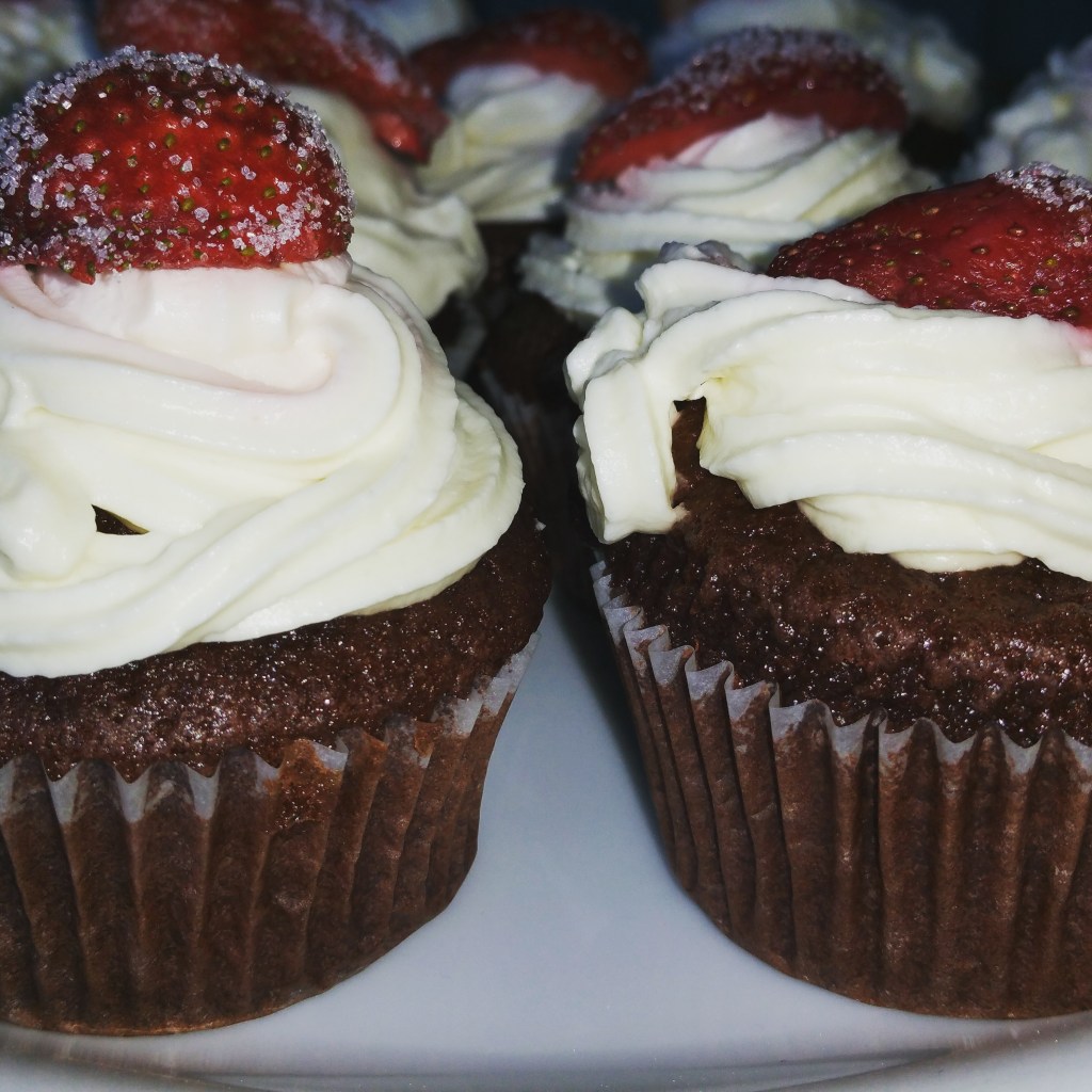 Schokoladen-Cupcakes mit Erdbeer-Frischkäse-Topping