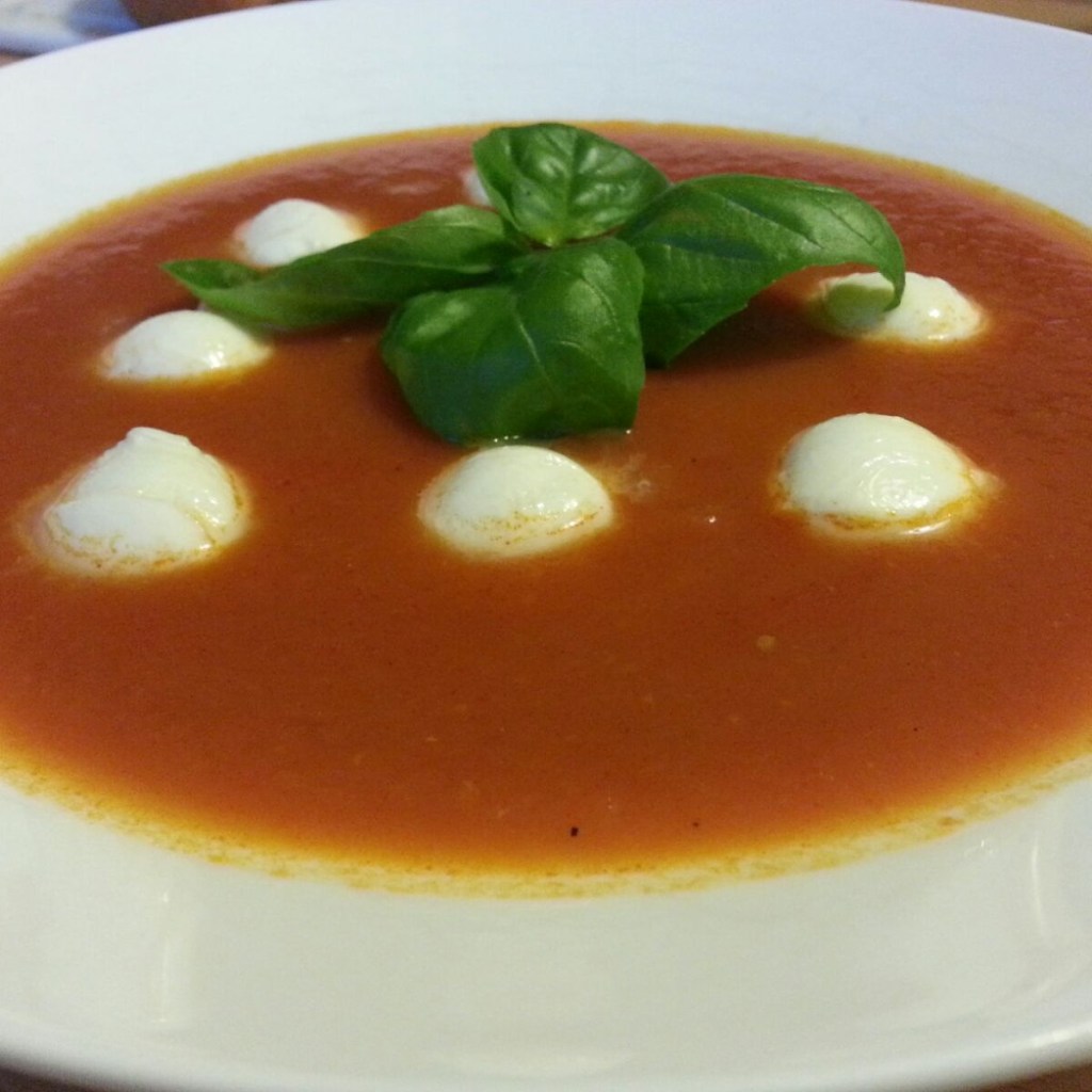 Tomatensuppe mit Mini-Mozzarella