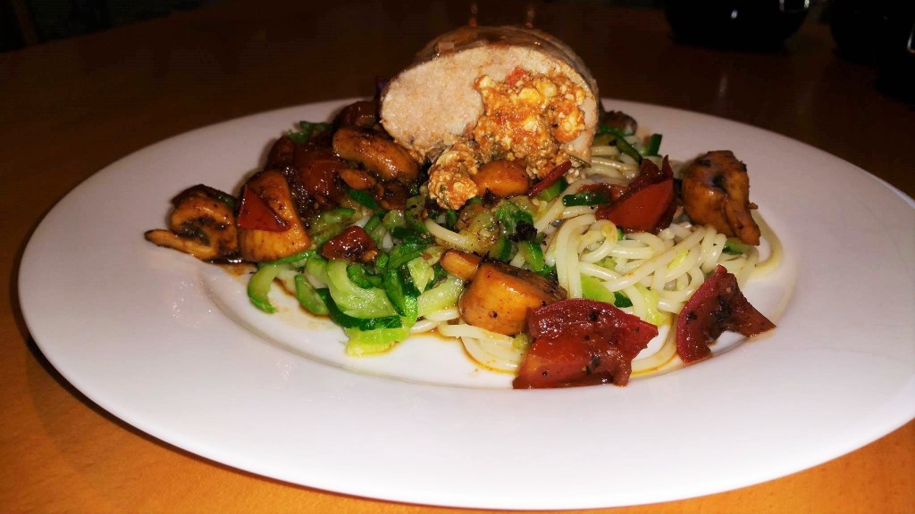 Schweinefilet gefüllt mit Feta und Pesto Rosso auf Zucchini-Spaghettie und Champignons-Tomaten-Balsamico-Weißweinsoße